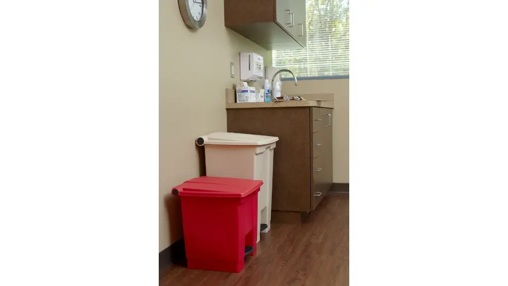 Legacy Step-On Container 8Gal/30L Red